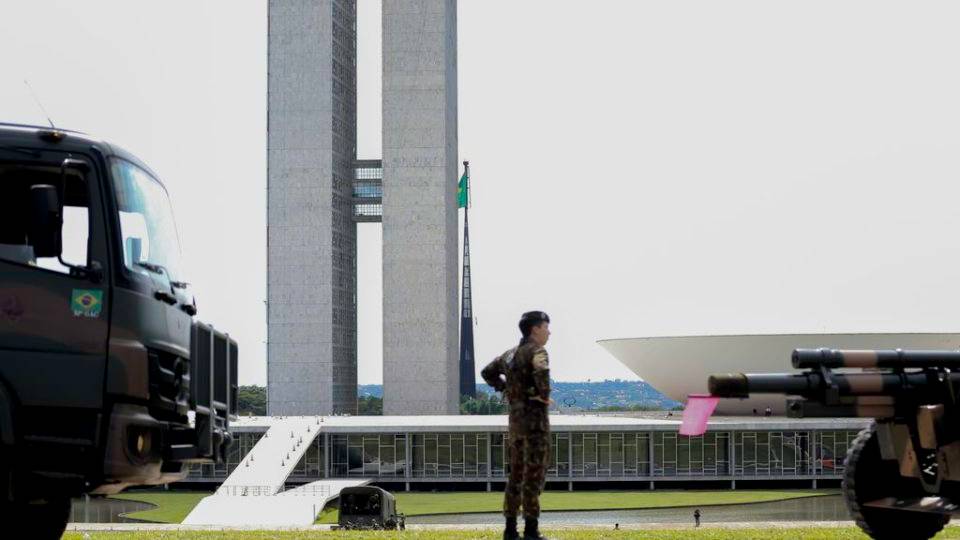 Militares nos arredores do Congresso Nacional: governo Bolsonaro negocia com partidos do Centrão em busca de uma base de apoio na Câmara e no Senado.