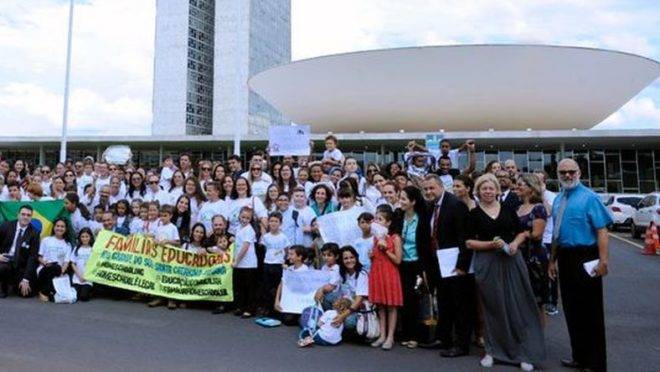 Famílias praticantes de ensino domiciliar em frente ao Congresso Nacional, no lançamento da Frente Parlamentar em Defesa do Homeschooling, ocorrido em abril de 2019.