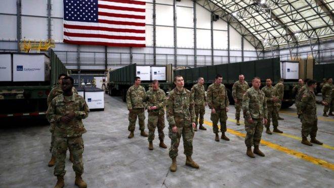 Membros do Exército dos EUA recebem máscaras N95 de Shenzen, China, no aeroporto Logan International, 2 de abril de 2020. O Pentágono planeja conduzir treinamentos militares em “bolhas de segurança”