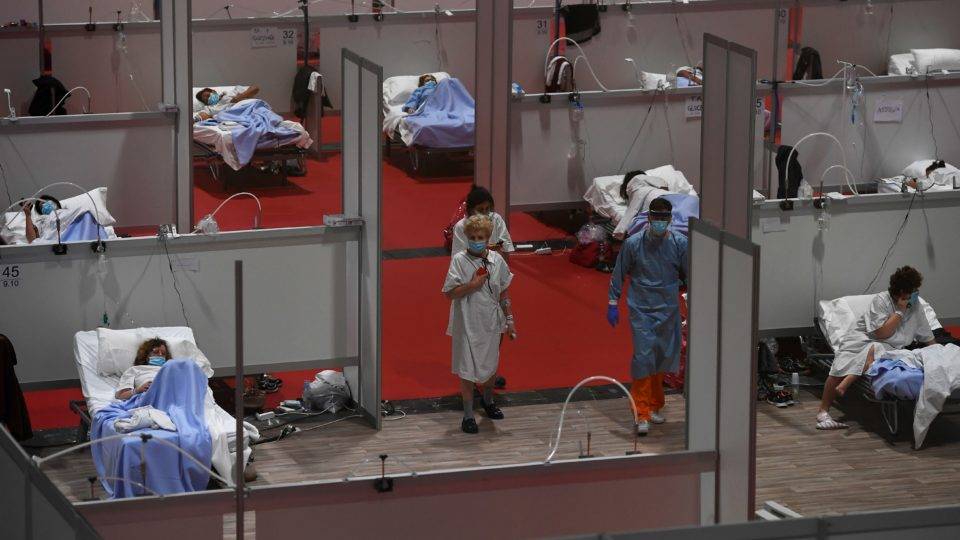 Pandemia começa a desacelerar na Europa Hospital temporário para pacientes COVID-19 localizado no centro de convenções e exposições da Ifema em Madri