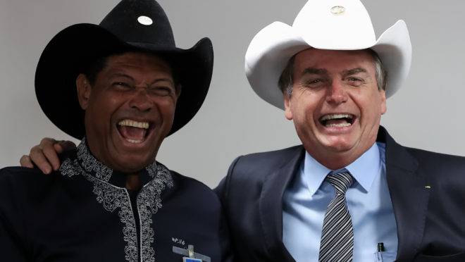 Apóstolo Valdemiro Santiago e o presidente Jair Bolsonaro: líder da Igreja Mundial do Poder de Deus paga R$ 5,8 mil por ano para morar em residência de luxo construída em terreno pertencente à União.
