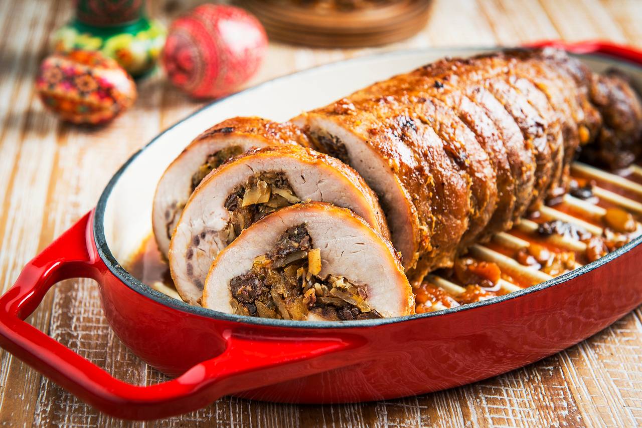 Lombo suíno assado e recheado com frutas secas e castanhas, preparado pela chef Vania Krekniski, do Limoeiro Casa de Comidas