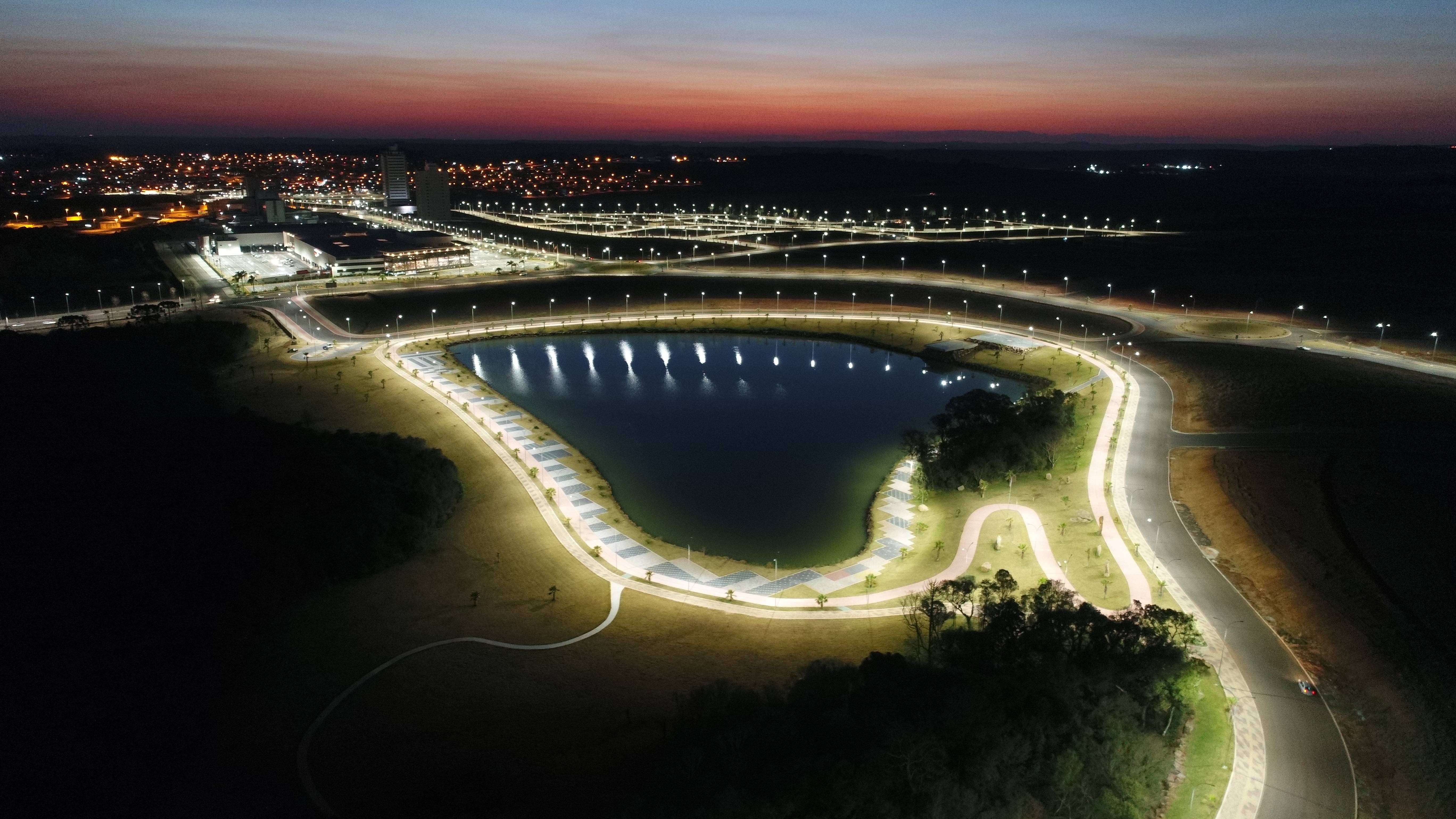 Vista aérea noturna do bairro Cidade dos Lagos