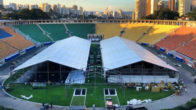 Hospital de campanha erguido no gramado do Estádio do Pacaembu, em São Paulo: estados e municípios têm despesas extraordinárias por causa do combate ao coronavírus.