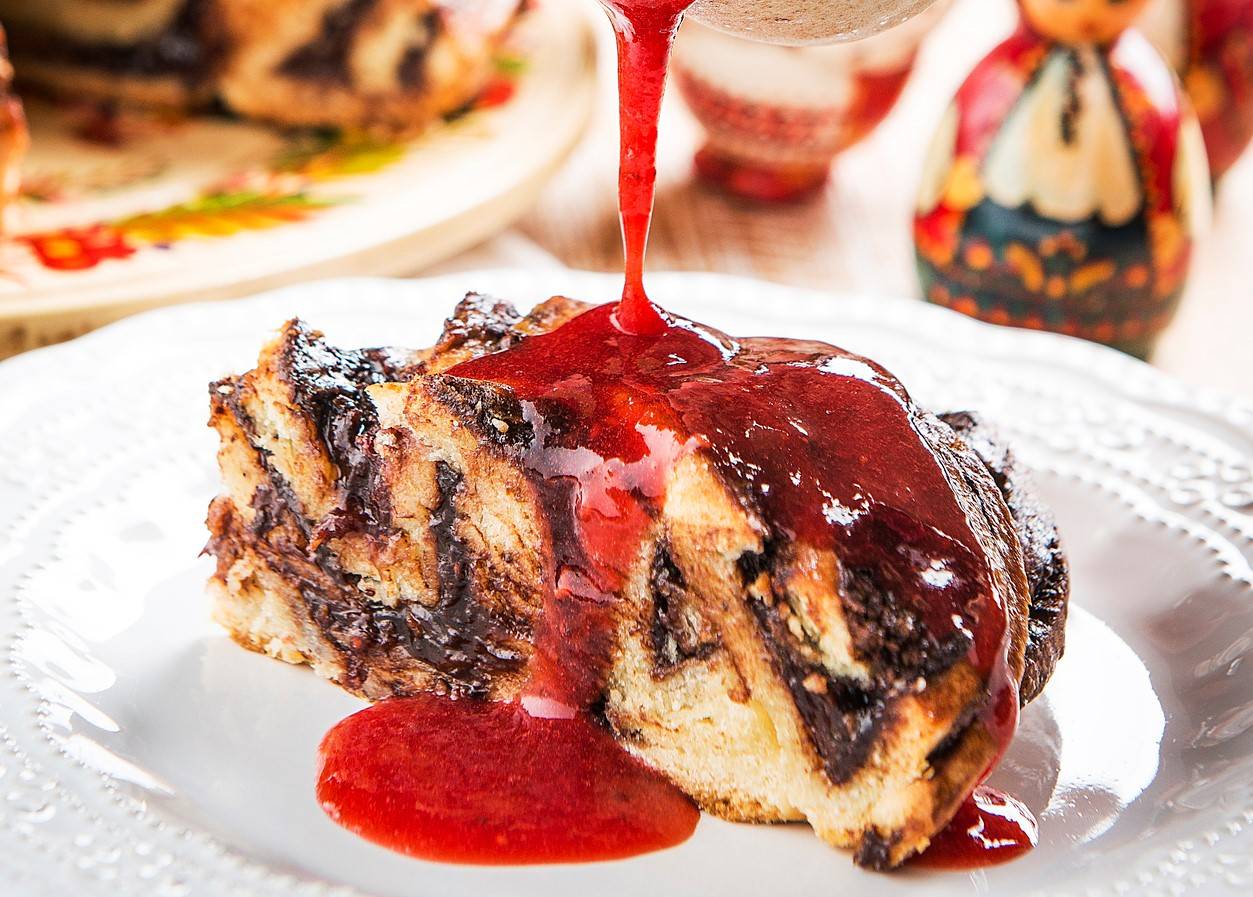 Babka de chocolate e frutas vermelhas: pão trançado se come também em outros países de origem eslava Babka de chocolate e frutas vermelhas: pão trançado se come também em outros países de origem eslava