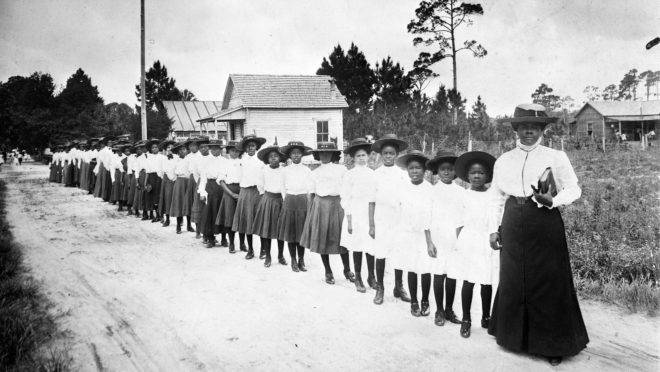 Mary Bethune e as alunas do Literary and Industrial Training School for Negro Girls, no início do século 20.