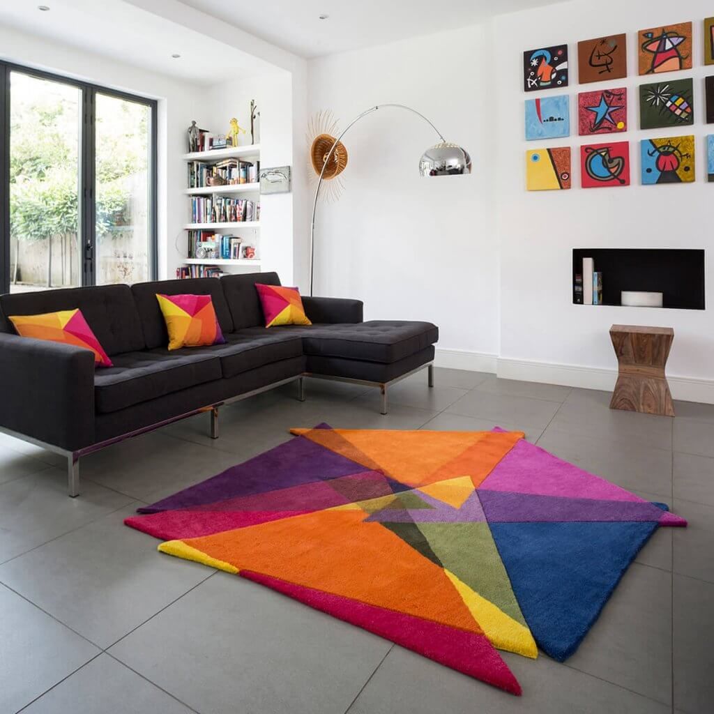 Tapete Vortex, desenvolvido pela <a rel="noreferrer noopener" aria-label="artista Sonya Winner (abre numa nova aba)" href="https://www.sonyawinner.com/collection/modern-colourful-rugs/vortex/?v=19d3326f3137" target="_blank">artista Sonya Winner</a>, especializada em formas irregulares. Tecido à mão, com lã neozelandesa. Tapete Vortex, desenvolvido pela <a rel="noreferrer noopener" aria-label="artista Sonya Winner (abre numa nova aba)" href="https://www.sonyawinner.com/collection/modern-colourful-rugs/vortex/?v=19d3326f3137" target="_blank">artista Sonya Winner</a>, especializada em formas irregulares. Tecido à mão, com lã neozelandesa.