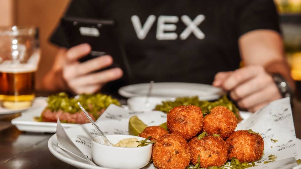 Startup doa vouchers da Uber para reaquecer bares curitibanos após quarentena O aplicativo, assim como o desconto para usuários, estará disponível assim que os bares puderem abrir as portas.