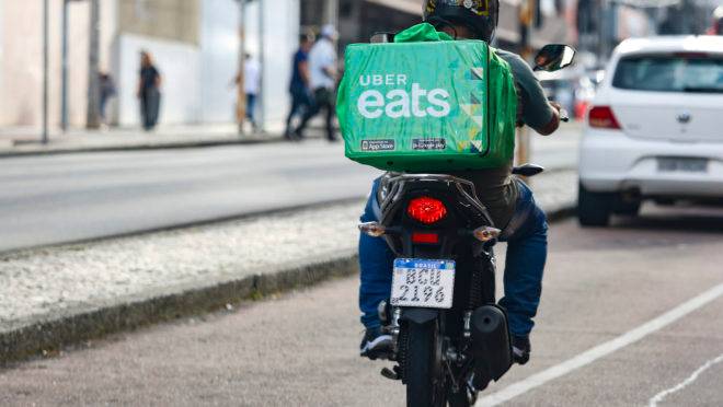 - Uber Eats 660x372 - Motoboys organizam paralisação para cobrar melhorias nos aplicativos Motoboy atendendo pelo aplicativo Uber Eats, em Curitiba - Uber Eats 660x372 - Motoboys organizam paralisação para cobrar melhorias nos aplicativos