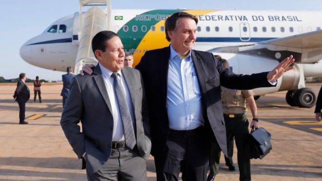 O vice-presidente Hamilton Mourão e Jair Bolsonaro: apoio público ao presidente da República.