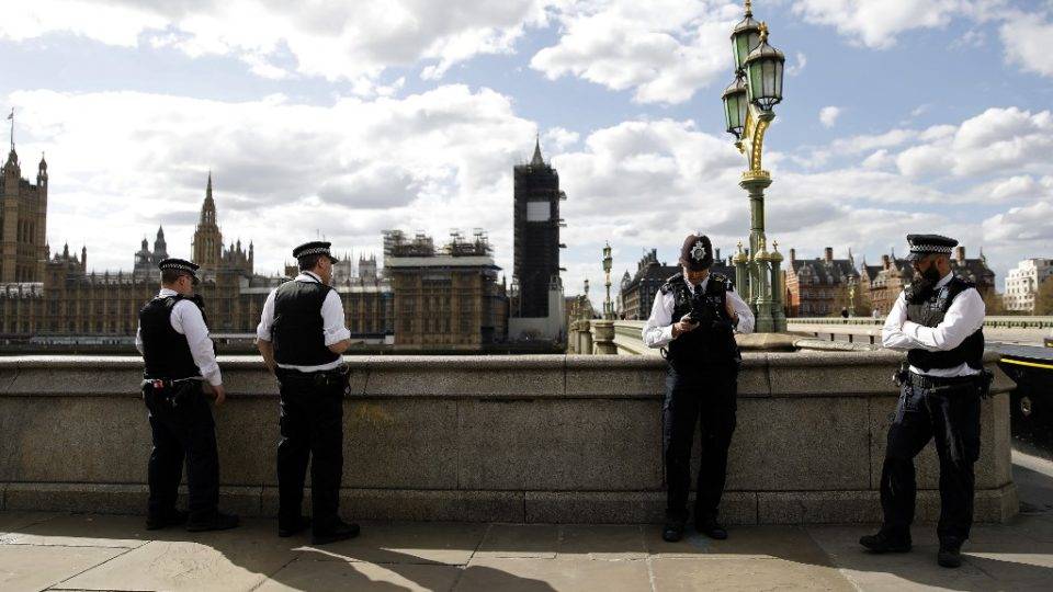 Reino Unido soma 917 novas mortes por coronavírus em 24 horas Policiais fazem guarda na Westminster Bridge, Londres, 6 de abril.