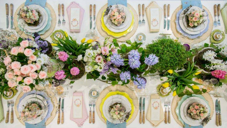 10 inspirações para decorar a mesa para o almoço de Páscoa Flores, coelhos, guardanapos especiais e até mesmo uma árvore de chocolates. Veja as dicas e faça uma mesa especial para a Páscoa. Foto: Kelly Knevels / Divulgação