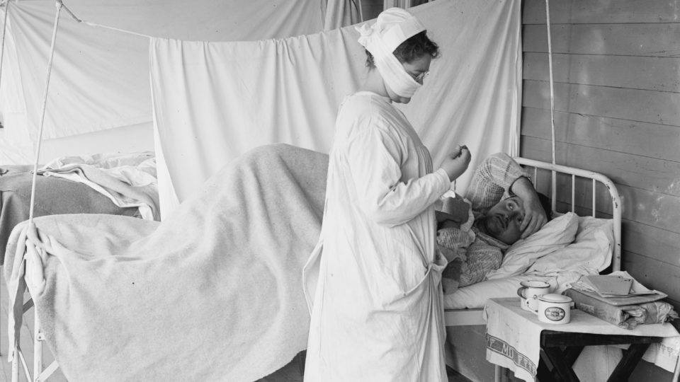O melhor e o pior de cada um Enfermeira cuida de paciente com gripe espanhola em hospital de Washington, em 1918.