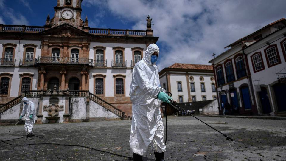 Acabar com a quarentena agora é melhor ou pior para a economia? O que dizem os especialistas Desinfecção de ruas na área histórica de Ouro Preto, em Minas Gerais.