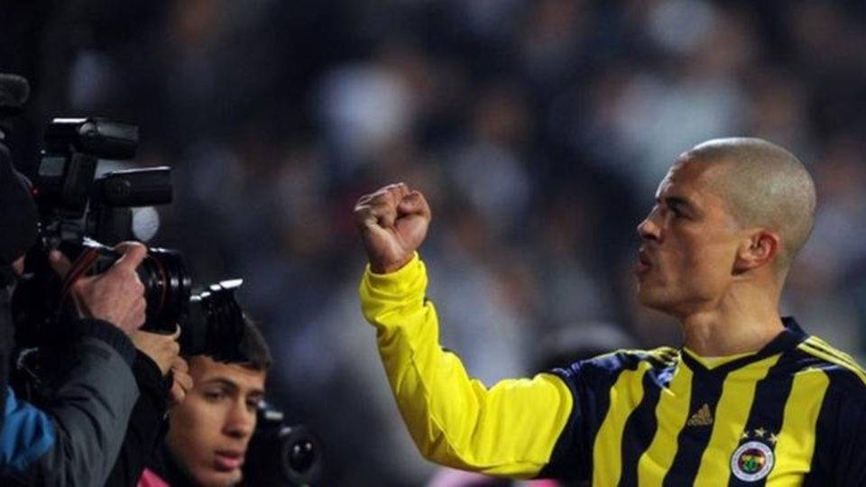 Os 11 paranaenses que mais brilharam no futebol internacional; vote no melhor! Alex é um dos maiores da história do Fenerbahce, da Turquia.