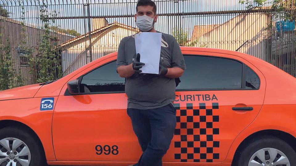 Em tempos de isolamento, delivery de comida e supermercado vira serviço essencial O taxista Caio Boher, do Café no Táxi.
