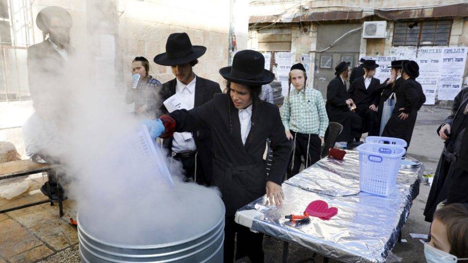 A negligência com o novo coronavírus e as diversas faces de Israel Judeus ultraortodoxos mergulham utensílios de cozinha em água fervente para purificá-los, em preparação antes da Pessach, feriado que celebra a libertação dos hebreus da escravidão no Egito. Jerusalém, 8 de abril de 2020