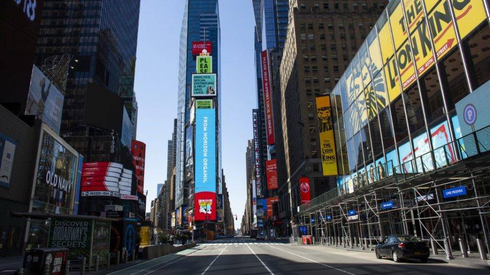 Escolas públicas de Nova York ficarão fechadas até setembro Times Square, em Nova York, vazia em meio à pandemia do novo coronavírus, 6 de abril de 2020