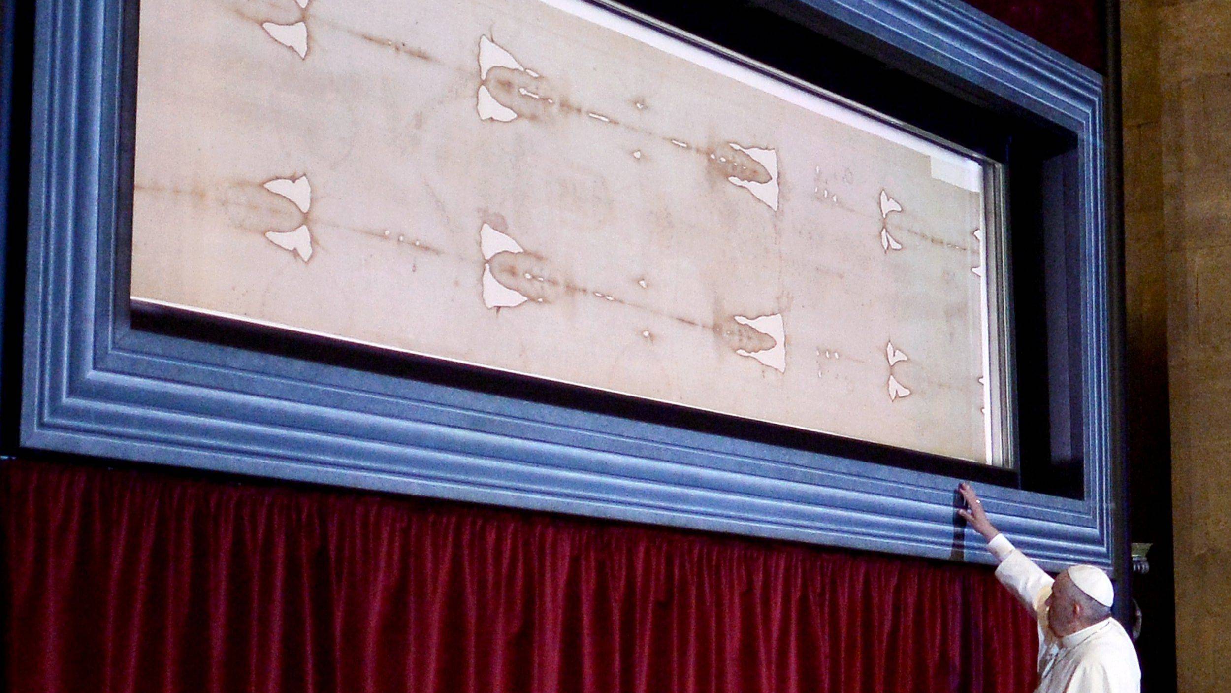 O papa Francisco venera o Sudário de Turim durante a exibição de 2015.