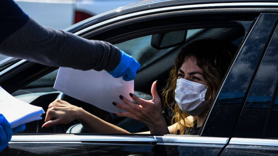 Presidente distrital do Fed prevê “números muito feios” para economia dos EUA Mulher recebe formulário de seguro-desemprego em um drive-thru na cidade de Hialeah, na Flórida.