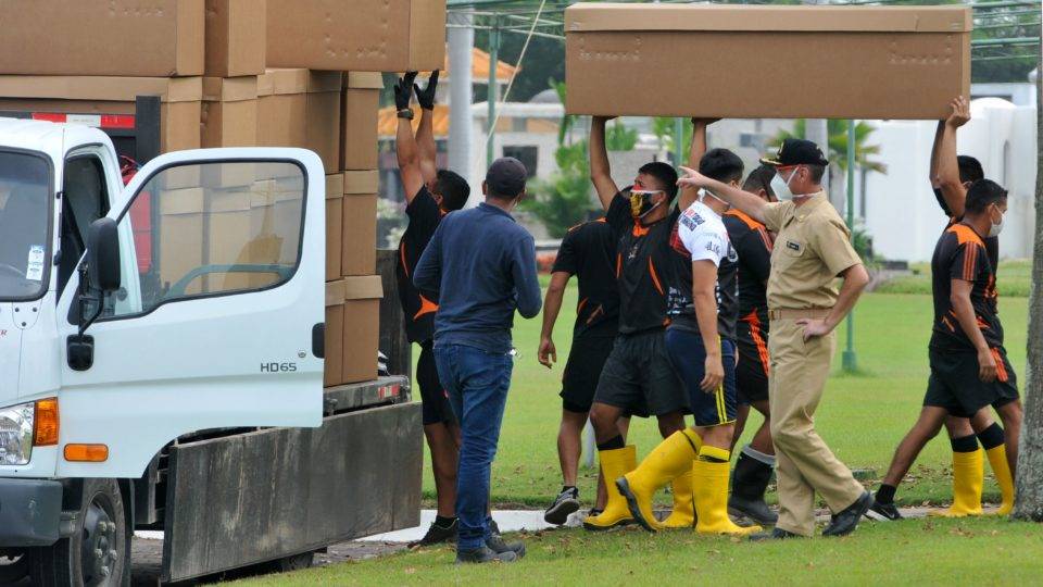 Mortes por coronavírus no mundo ultrapassam os 100 mil Soldados transportam caixas de papelão que serão usadas como caixões em Guayaquil, no Equador.