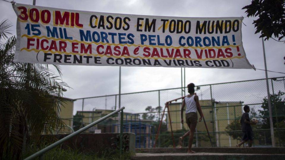 Como o isolamento social flexibilizado pode criar conflito entre estados e municípios Ministério da Saúde informou que flexibilizar o isolamento social é uma decisão que cabe a cada estado e município.