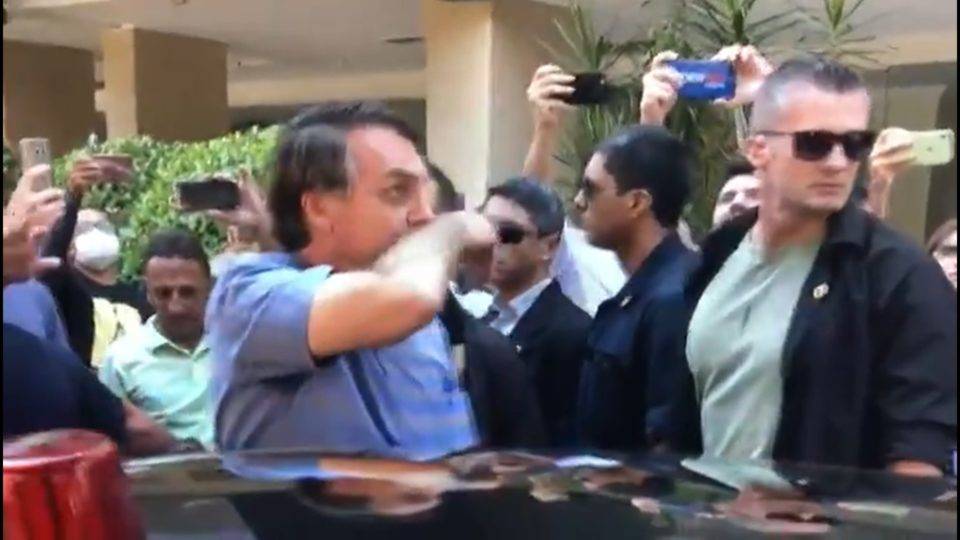 “Bolsonaro está colocando os brasileiros em grave perigo”, diz Human Rights Watch Bolsonaro passa a mão no nariz antes de cumprimentar apoiadores
