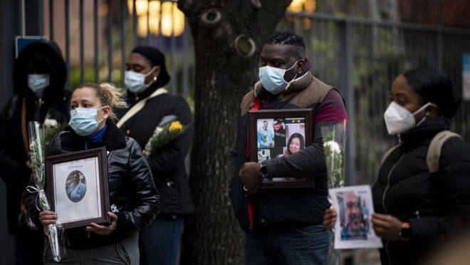 Enfermeiros e profissionais de saúde fazem homenagem aos colegas que morreram na pandemia do novo coronavírus no Hospital Mount Sinai em Nova York, 10 de abril de 2020