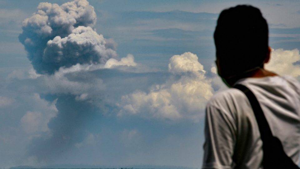 Vulcão Anak Krakatau e outros três entram em erupção na Indonésia Homem observa o vulcão Anak Krakatau durante erupção em Serang, Indonésia, 11 de abril de 2020