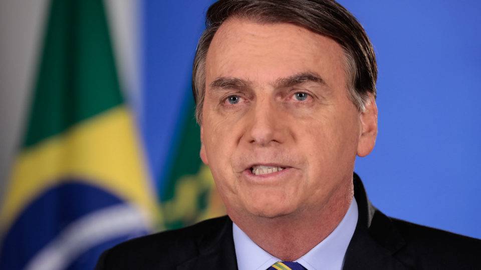 Bolsonaro compartilha no Twitter vídeo criticando isolamento social O presidente da República, Jair Bolsonaro, compartilhou vídeo em que critica as medidas de isolamento social