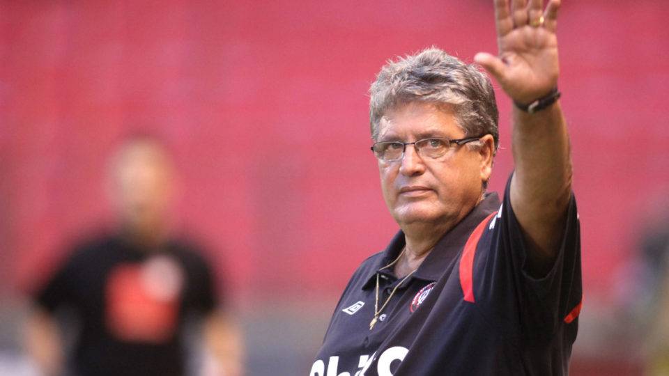 Felipão foi convencido por Geninho, do Athletico, a utilizar trio defensivo na Copa Geninho tem forte ligação com o Athletico.