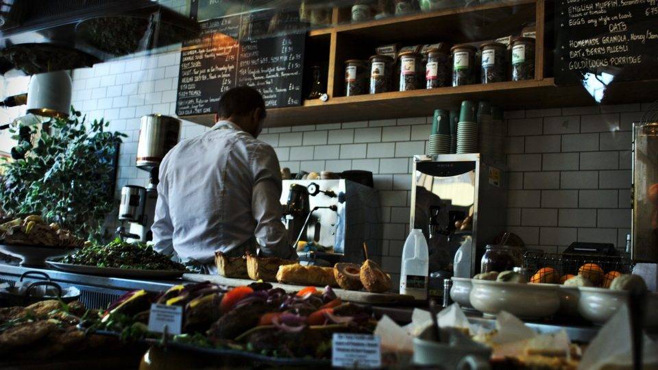 Associações de restaurantes pedem revisão da liminar que envolve sindicatos na negociação com trabalhadores Associações de restaurantes pedem revisão da liminar que envolve sindicatos na negociação com trabalhadores