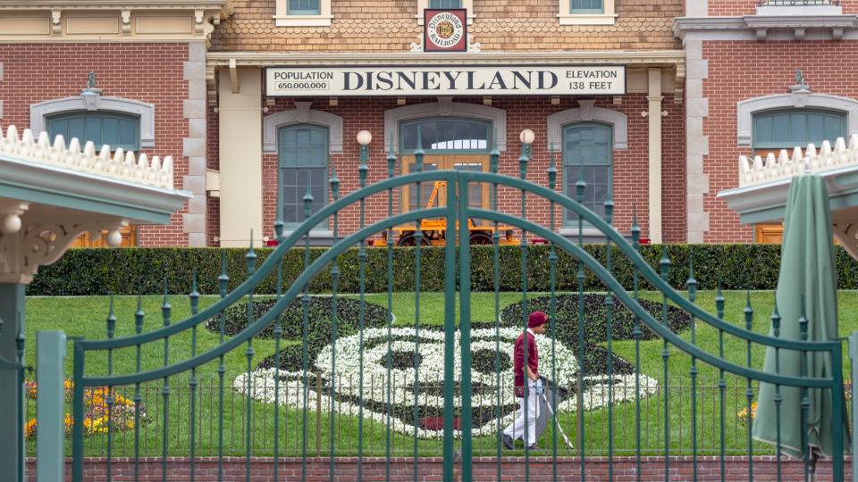 Com parques fechados, Disney vai dar licença a 43 mil trabalhadores Disneyland, na Califórnia: com parques fechados, Disney está concedendo licenças a 43 mil trabalhadores