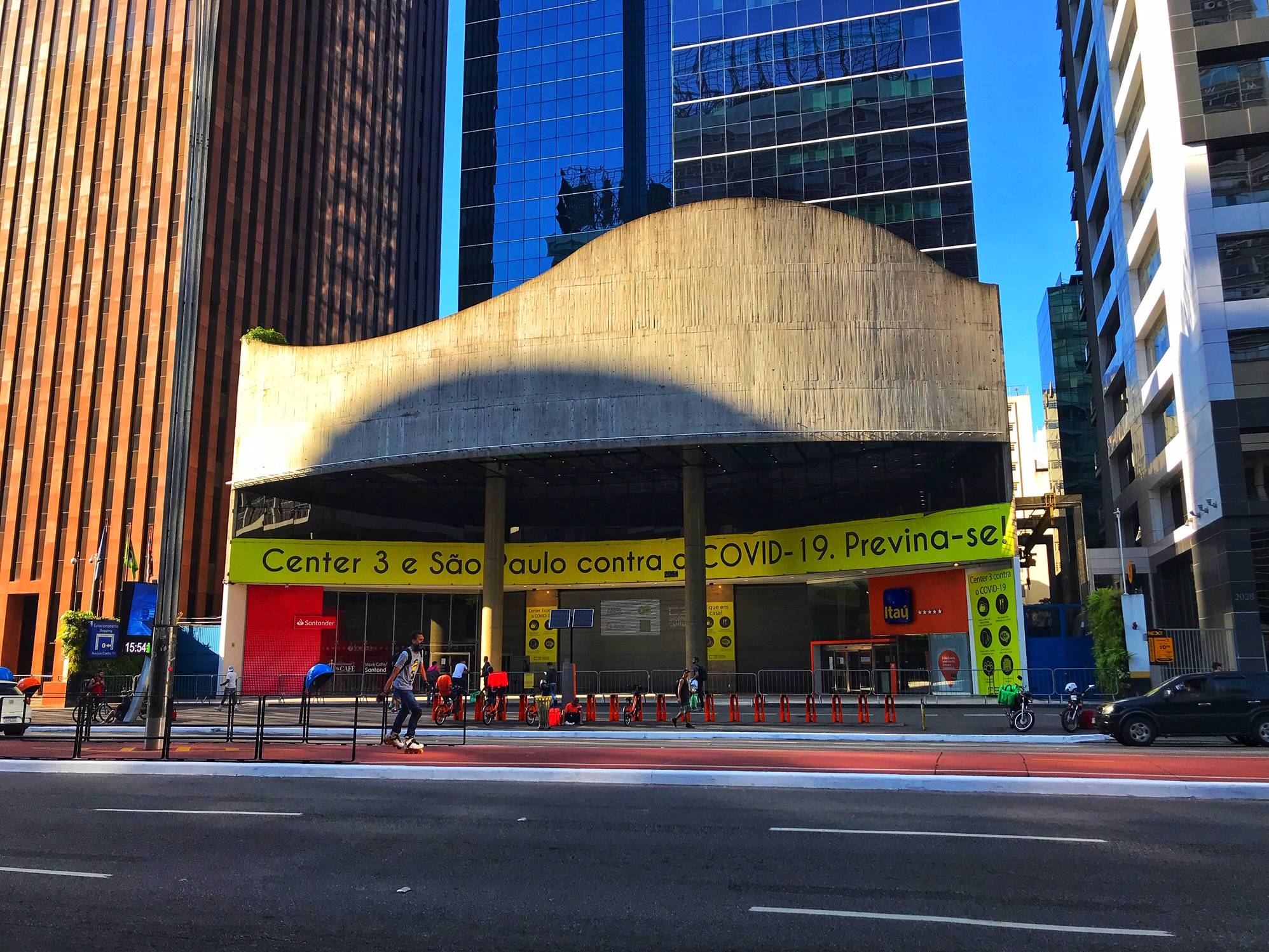 Quarentena deixa Avenida Paulista sem movimento
