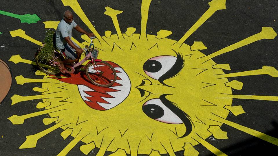 Um novo capitalismo? Mais Estado? O que analistas esperam para a era pós-coronavírus Grafite em Chennai, Índia: isolamento social e recessão profunda provocados pelo coronavírus podem transformar o capitalismo e aumentar a presença do Estado na economia?