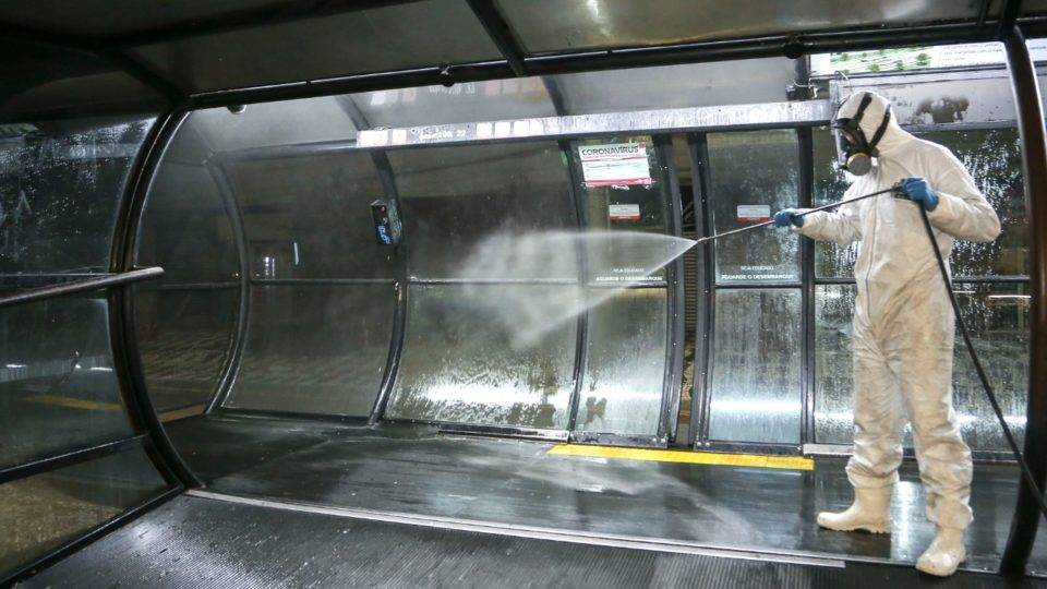 Das multinacionais aos pequenos negócios, empresas se doam no combate à Covid Esterilização dos tubos de ônibus em Curitiba é feita de graça pela Abaiti Limpeza Industrial