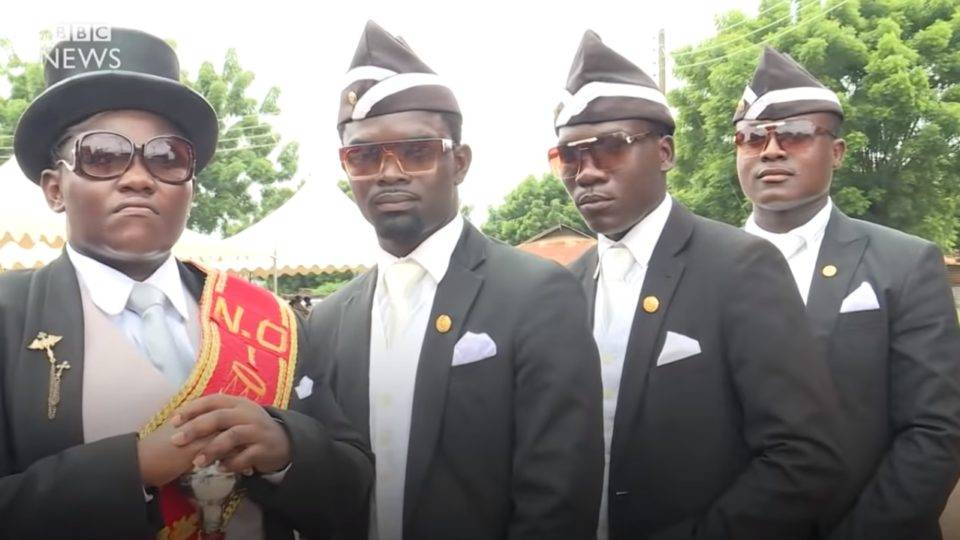 O que o “Meme do Caixão” revela sobre os rituais fúnebres ao redor do mundo Os ritos funerários diferentes ao redor do mundo são uma amostra de como cada povo encara a vida e questões como imortalidade e honra.