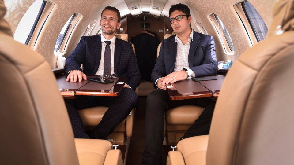 De jatos particulares a petshops online, startups crescem na contramão da crise Startup de jatos particulares, Flapper teve movimento 69% maior no primeiro trimestre de 2020 com relação ao mesmo período de 2019. Na foto, o CEO Paul Malicki, e o CTO Arthur Virzin.