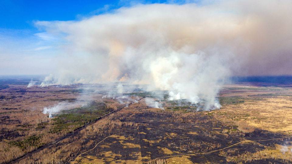 Incêndio florestal está a cerca de um quilômetro da extinta usina de Chernobyl, diz Greenpeace incêndio chernobyl