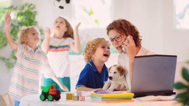 O estresse excessivo e bastante danoso que pode resultar do acúmulo de funções durante o isolamento tem nome: burnout parental