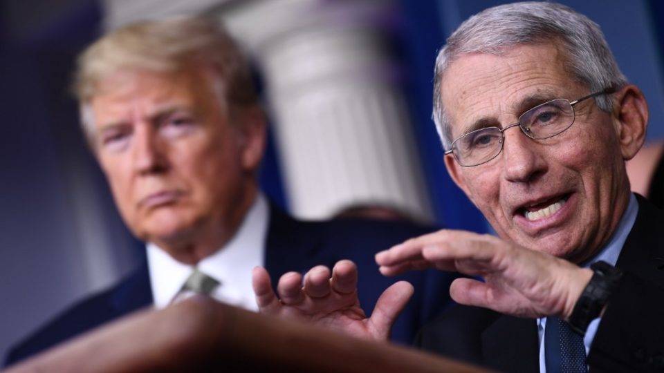 Trump não demitirá médico da força-tarefa do coronavírus, diz Casa Branca Anthony Fauci e o presidente americano Donald Trump, em coletiva de imprensa sobre o coronavírus. A Casa Branca afirmou que Trump não quer demitir o principal especialista médico durante a crise do coronavírus