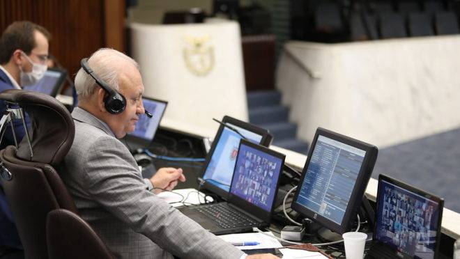 Presidente da Assembleia Legislativa, Ademar Traiano (PSDB), conduz a sessão remota desta segunda-feira (13)