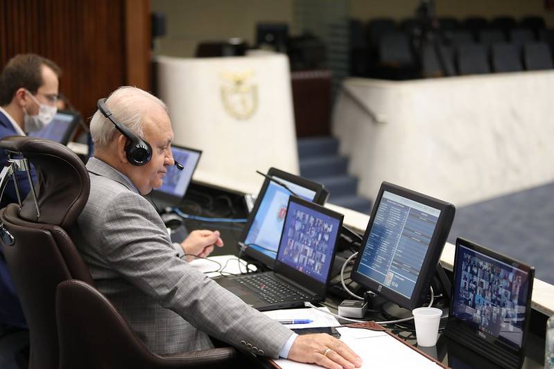 Proposta que proíbe corte de luz e água segue para sanção Presidente da Assembleia Legislativa, Ademar Traiano (PSDB), conduz a sessão remota desta segunda-feira (13)