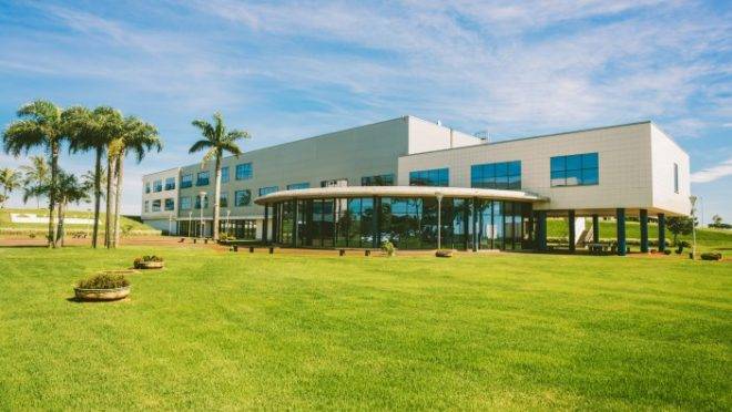 Fábrica da Novartis/Sandoz em Cambé, no Paraná. Empresa prometeu doar 145 mil doses de hidroxicloroquina.