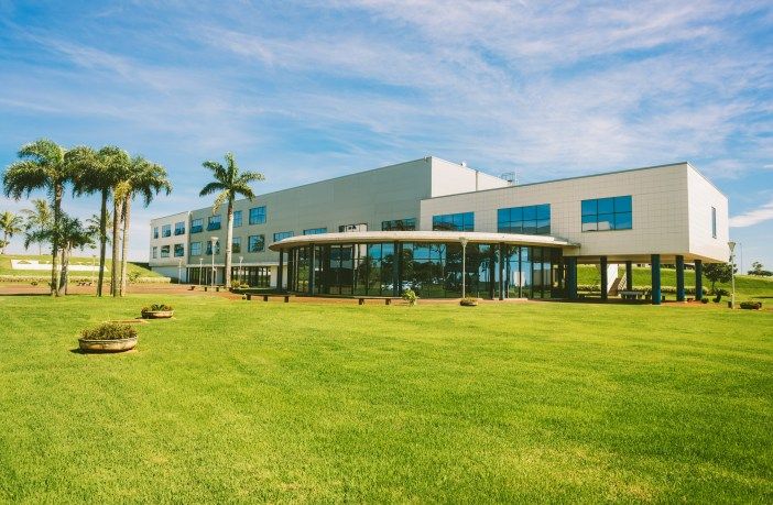 Empresa farmacêutica vai doar 154 mil doses de hidroxicloroquina para o Paraná Fábrica da Novartis/Sandoz em Cambé, no Paraná. Empresa prometeu doar 145 mil doses de hidroxicloroquina.