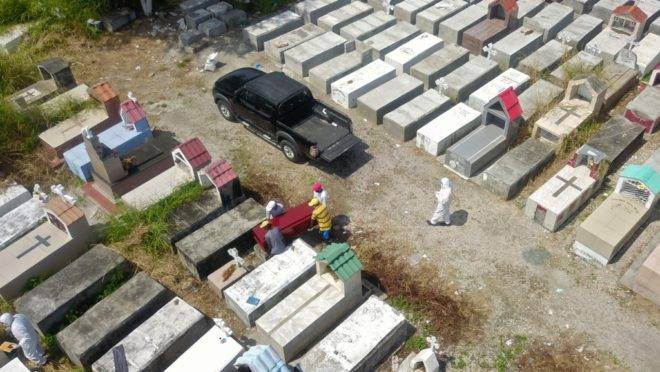 Sepultamento em cemitério na região de Guayaquil, Equador, 12 de abril de 2020. Força-tarefa já recolheu quase 800 corpos de residências no país