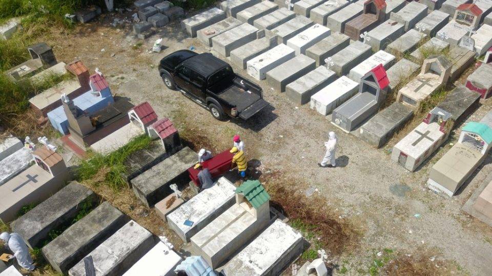 Governo do Equador retira quase 800 corpos de casas em Guayaquil Sepultamento em cemitério na região de Guayaquil, Equador, 12 de abril de 2020. Força-tarefa já recolheu quase 800 corpos de residências no país