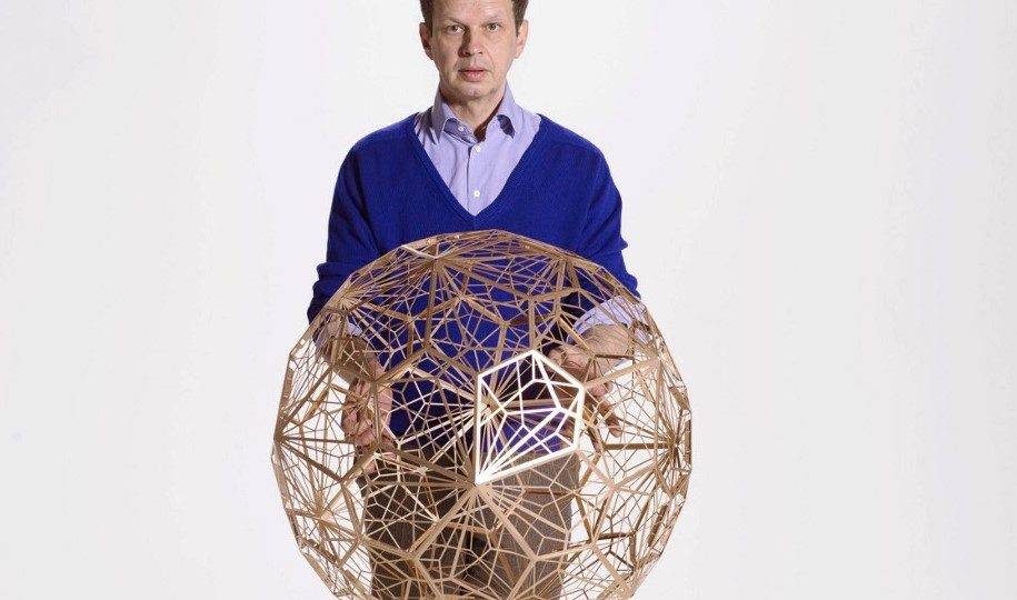 Grande nome do design, Tom Dixon lança canal no YouTube para aliviar quarentena Grande nome do design, Tom Dixon lança canal no YouTube para aliviar quarentena