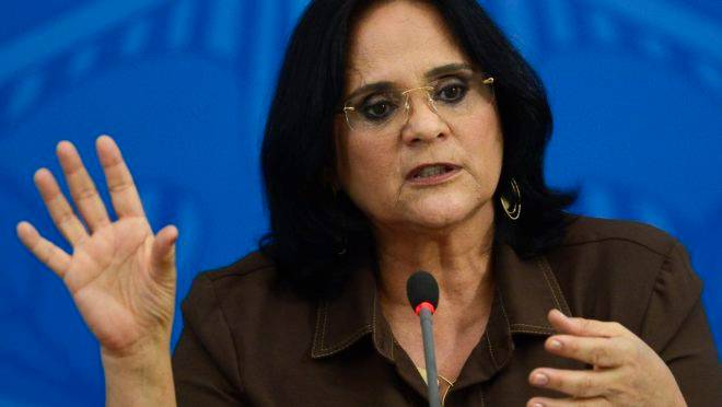 Ministra da Mulher, Família e Direitos Humanos, Damares Alves, lançou programa Brasil Acolhedor.