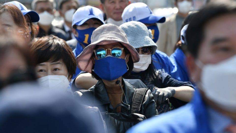 Coreanos usando máscaras como proteção ao coronavírus em Seul em 14 de abril de 2020.